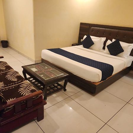 Hotel Aerotech Ню Делхи Екстериор снимка