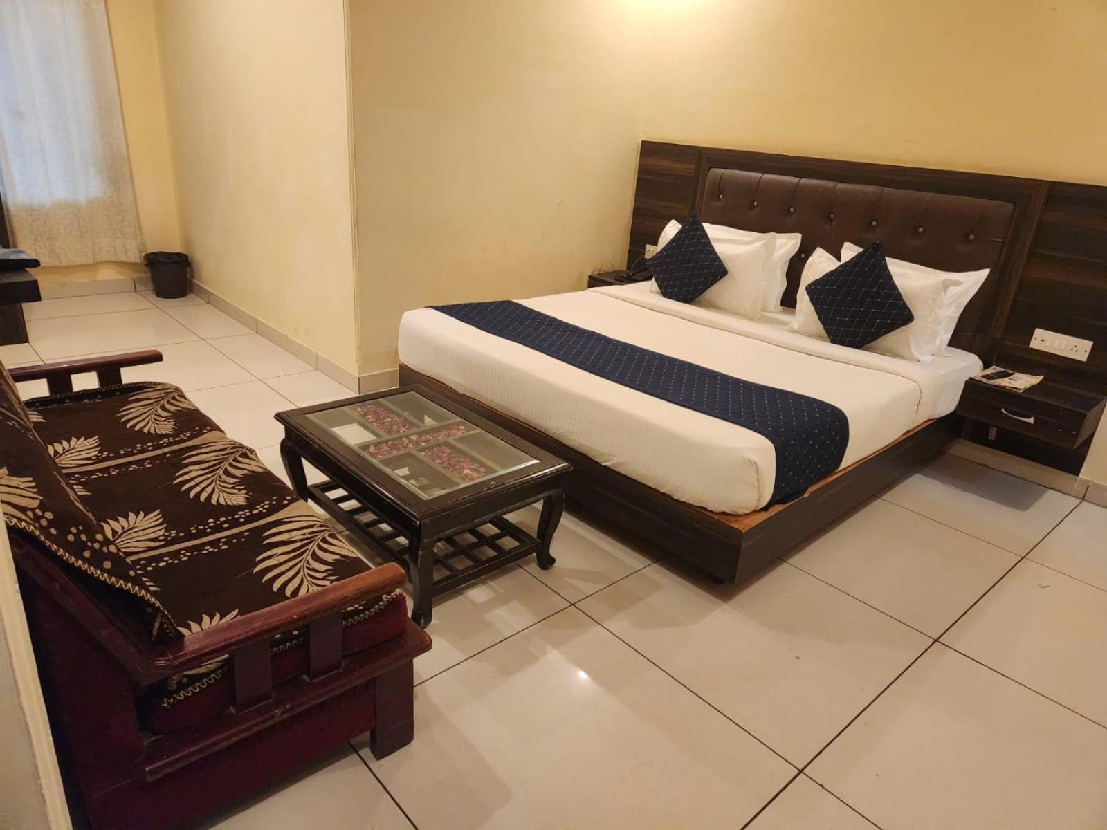Hotel Aerotech Ню Делхи Екстериор снимка